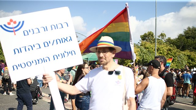 Marcher with sign saying: 'Female and male rabbis proud of humanist secular Judaism' (Photo: Ohad Zwigenberg)
