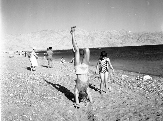 חוף אילת 1962 (מתוך אוסף ביתמונה, הספרייה הלאומית)