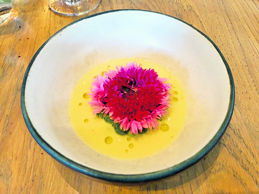 אפונים, קרם חמאה ופרחים במסעדת 108