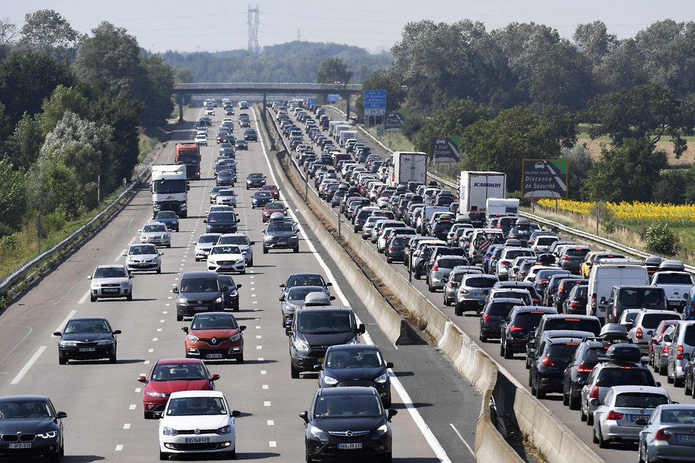 פקקים ב כביש מהיר בצפון מזרח צרפת גל חום ב אירופה  (צילום: AFP)