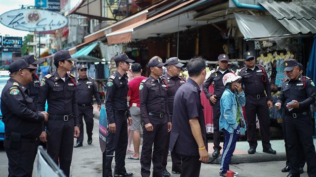 פינוי בסטות רוכלים קווסאן בנגקוק תאילנד תיירים (צילום: רויטרס)