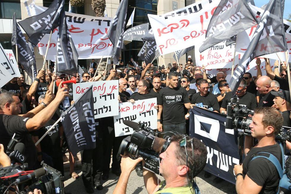 מחאת הכבאים בקריה בתל אביב (צילום: מוטי קמחי)