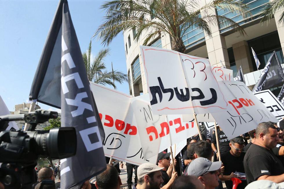 מחאת הכבאים בקריה בתל אביב (צילום: מוטי קמחי)