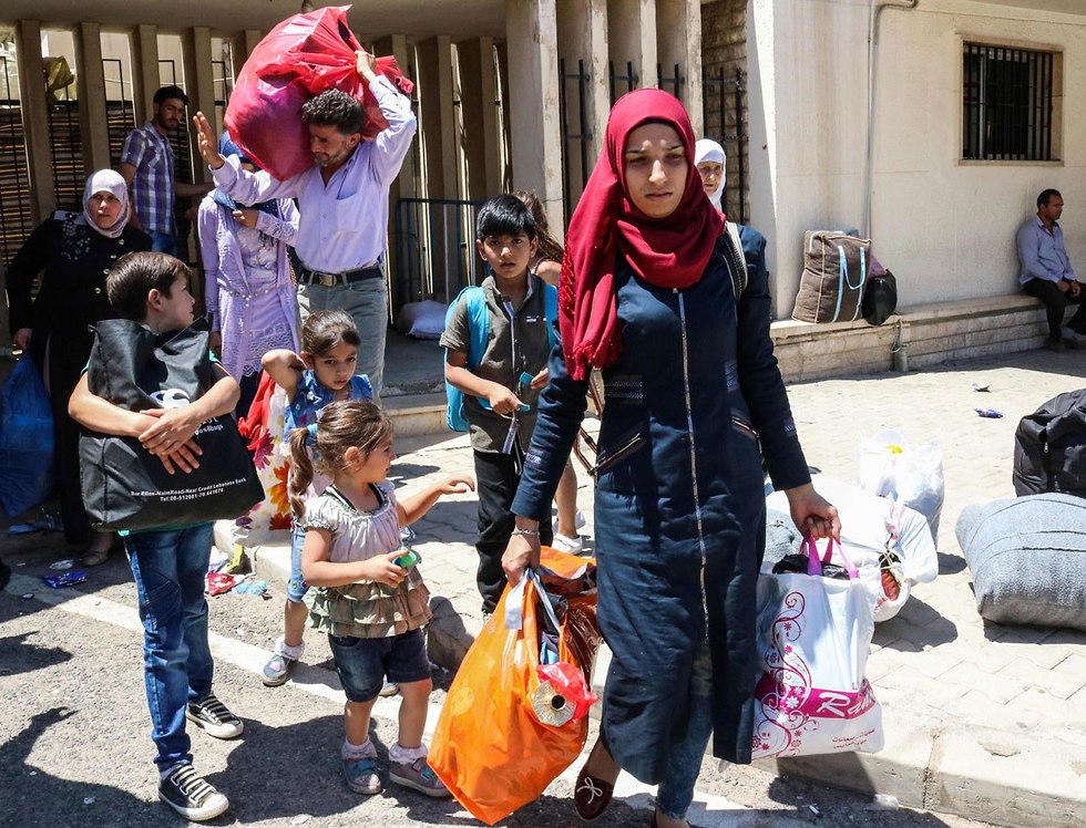 פליטים סוריה גבול לבנון (צילום: AFP)