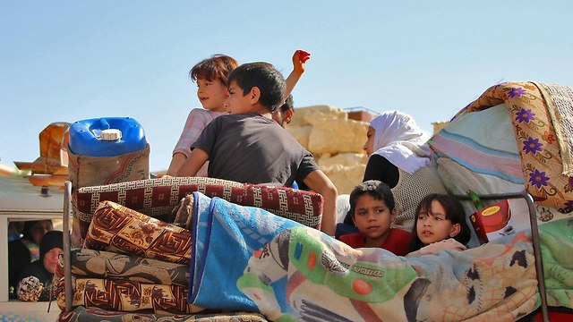 ילדים פליטים מ סוריה חוזרים מלבנון מעבר גבול ערסל (צילום: AFP)