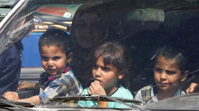 ילדים פליטים מ סוריה חוזרים מלבנון מעבר גבול ערסל (צילום: רויטרס)
