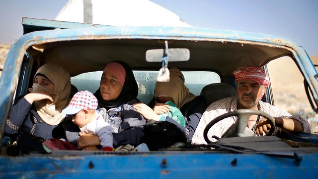 ילדים פליטים מ סוריה חוזרים מלבנון מעבר גבול ערסל (צילום: AP)