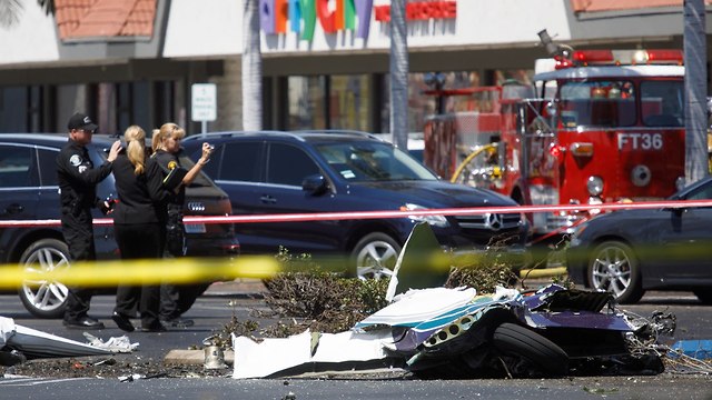 התרסקות מטוס הרוגים מגרש חניה קליפורניה ארה