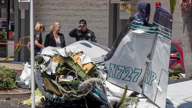 התרסקות מטוס הרוגים מגרש חניה קליפורניה ארה