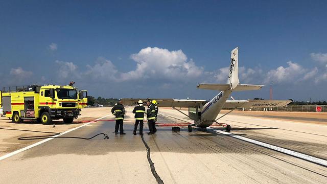 מטוס סצנה 152 של בית הספר לטיסה FNA בהרצלייה לאחר הנחיתה הקשה (צילום: רשות שדות התעופה)