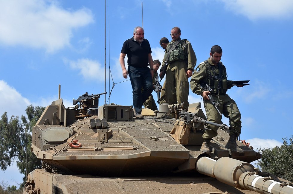 Lieberman at Armored Corps training exercise in Golan Heights (Photo: Ariel Hermoni/Defense Ministry)
