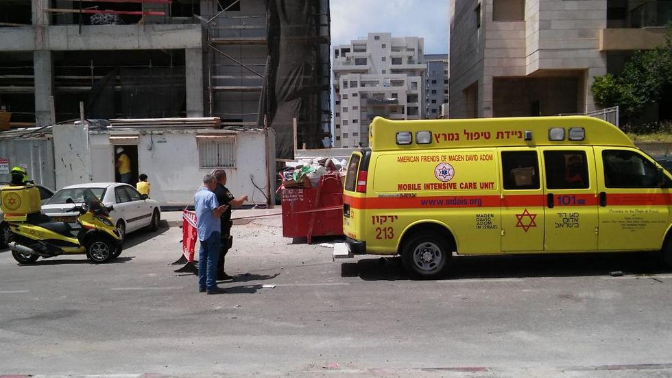 Скорая помощь на стройке в Тель-Авиве, на строителя упал груз, он погиб. Фото: МАДА