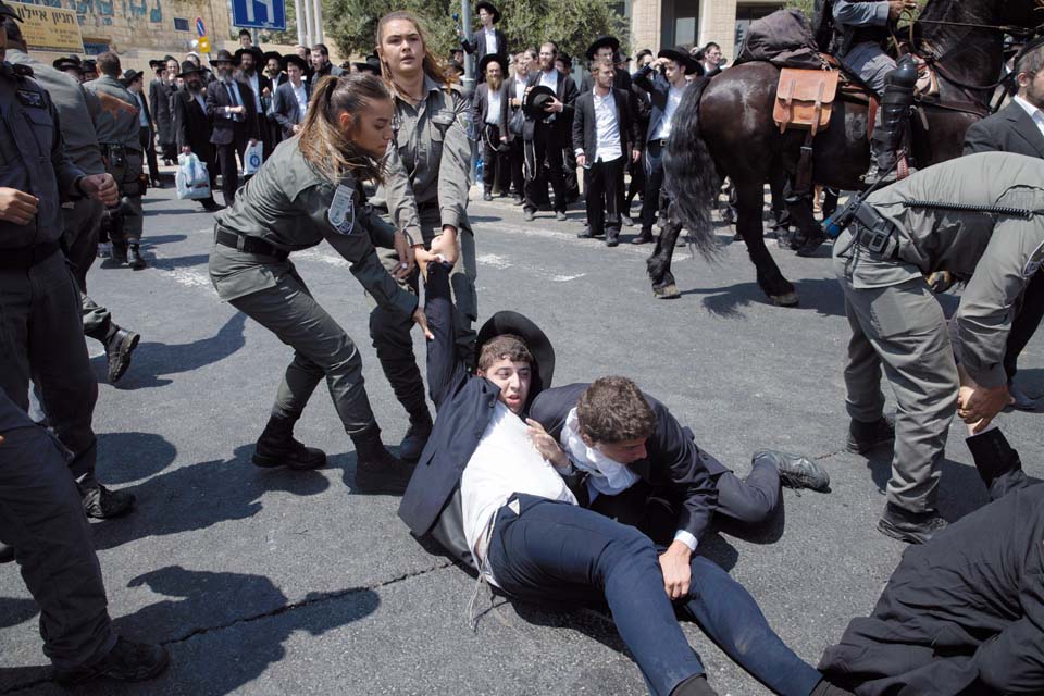 Ортодоксы протестует против призыва и ареста перебежчика - ученика йешивы на улице Яффо в Иерусалиме. Фото: Амит Шааби (Фото: Амит Шааби)