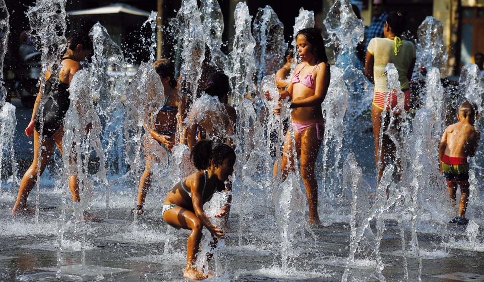 Самое прохладное место в Барселоне - это городские фонтаны. Фото: AP