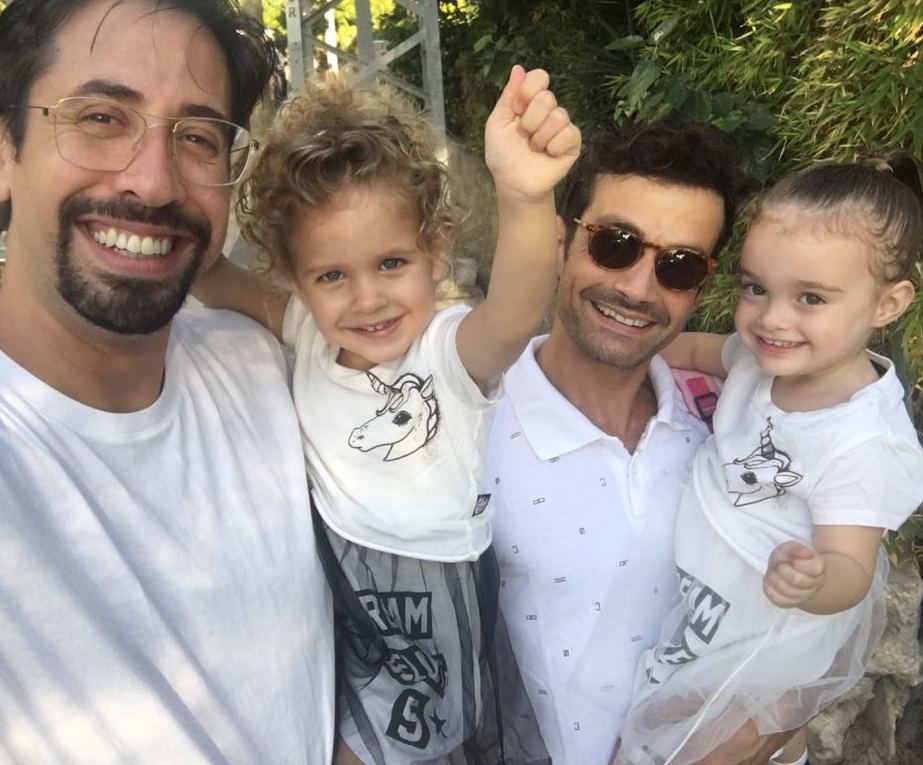 קמחי (משמאל) עם בן הזוג, השחקן גיא רוזן, והבנות דניאל ואלונה. "אסור למנוע מאף אחד להיות הורה"