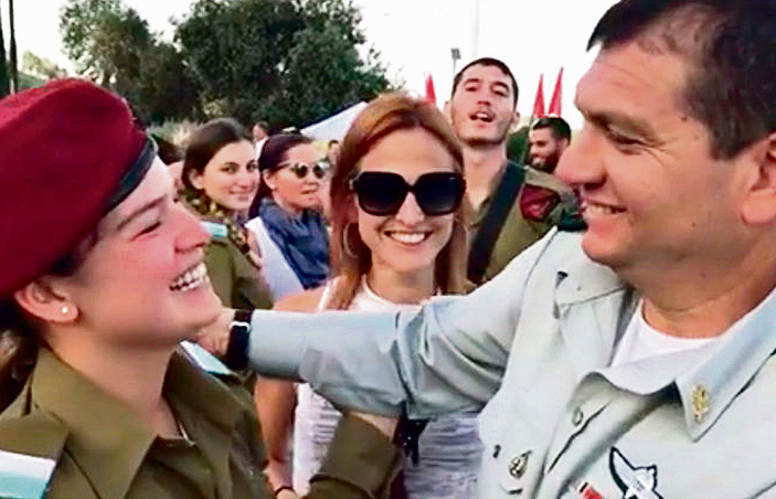 משפחת הצנחנים. נועה חליוה מקבלת את הכומתה האדומה מאבא, האלוף אהרון חליוה