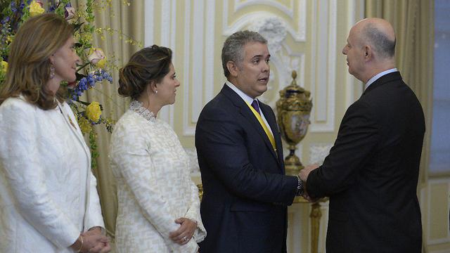 צחי הנגבי בטקס השבעתו של נשיא קולומביה החדש איוון דוקה  ()