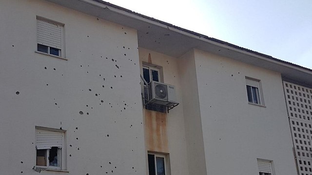 Damage to a building in Sderot following rocket fire (Photo: Avihai Marciano)