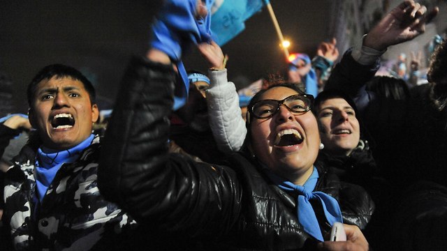 מתנגדי הפלות חוגגים אחרי ההצבעה בסנאט ארגנטינה בואנוס איירס (צילום: AP)