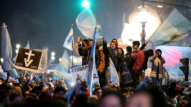 מתנגדי הפלות חוגגים אחרי ההצבעה בסנאט ארגנטינה בואנוס איירס (צילום: רויטרס)