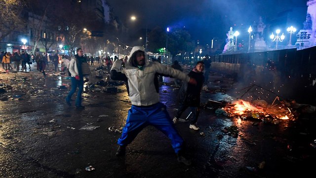 ארגנטינה מהומה ב בואנוס איירס אחרי שהסנאט הצביע נגד הפלות (צילום: AFP)