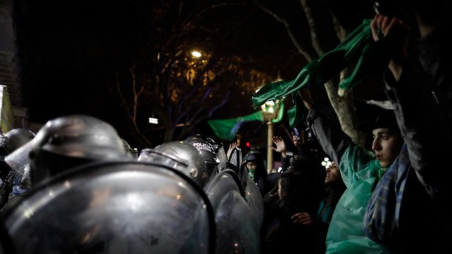 ארגנטינה מהומה ב בואנוס איירס אחרי שהסנאט הצביע נגד הפלות (צילום: AP)