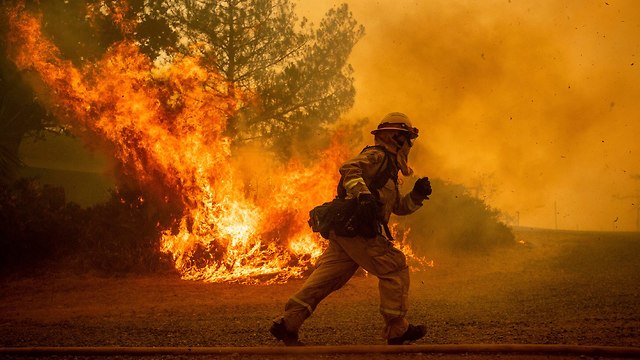 כבאים שריפת יער ב קליפורניה ארה