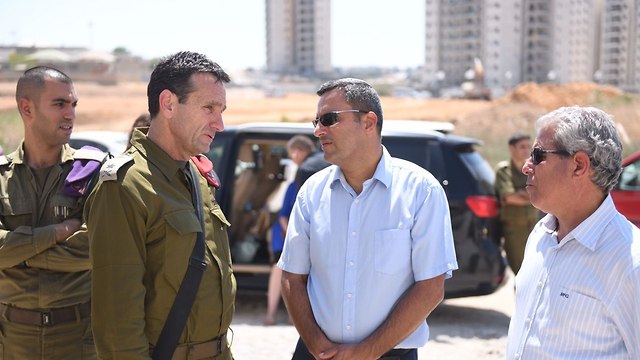 Генерайл-майор Халеви с жителями Сдерота. Фото: пресс-служба ЦАХАЛа