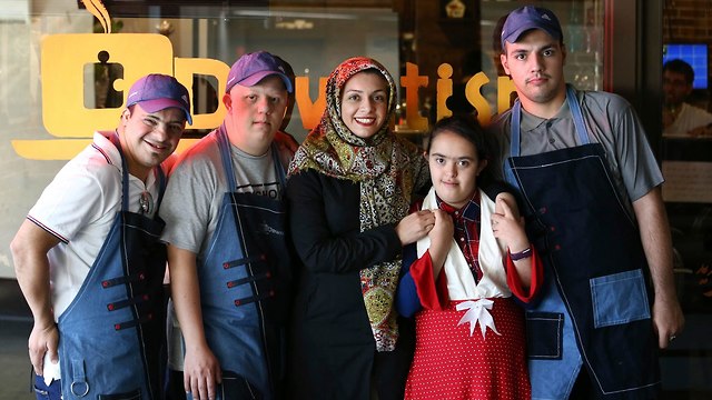 איראן תסמונת דאון אוטיזם אוטיסטים בית קפה שהם מפעילים טהרן (צילום: AP)