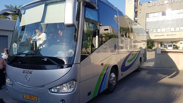 ילדים מטייבה טרם עלייה לאוטובוס למקום ההפגנה בכיכר רבין תל אביב ()