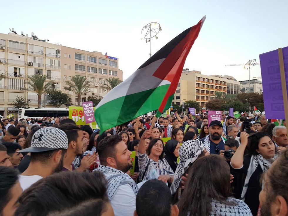 Флаги ООП во время демонстрации левых на площади Рабина в Тель-Авиве.