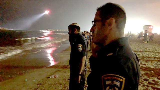 כוחות משטרת ישראל מחפשים אחר נעדר בן 21 שנכנס לים סמוך לחוף דלילה באשקלון (צילום: דוברות המשטרה)