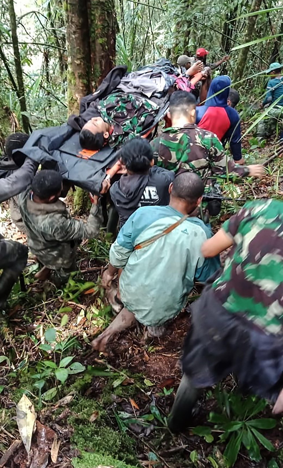 אינדונזיה התרסקות מטוס (צילום: AFP, information iunit of papua's cenderawasih military command)