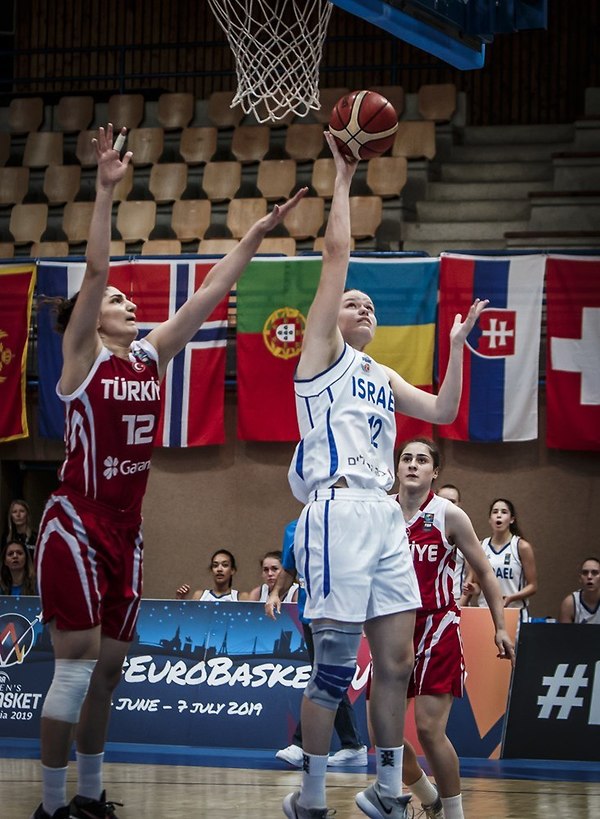 הצטיינה. ליאור גרזון עולה לסל (צילום: FIBA.COM)