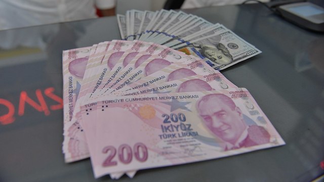 Обменный пункт в Стамбуле. Лиры и доллары. Фото: MCT