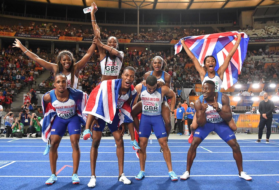 הנבחרת הבריטית חוגגת זהב כפול (צילום: AFP)
