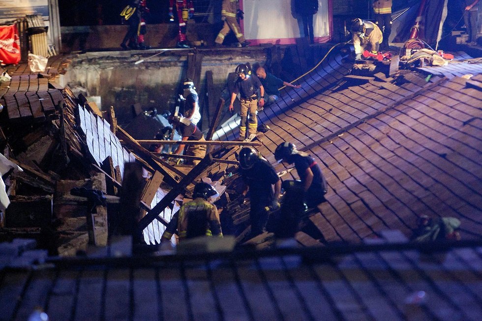 300 פצועים בקריסת גשר מעץ פסטיבל בעיר ויגו ב ספרד (צילום: EPA)
