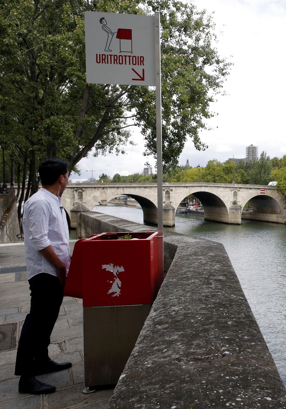 משתנה משתנות חדשות פריז ליד נהר סן צרפת (צילום: רויטרס)