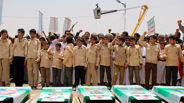 הלוויות הילדים שנהרגו באוטובוס בהפצצה של סעודיה סעדה תימן (צילום: AFP)