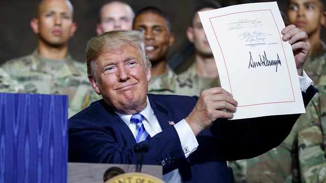 טראמפ חותם על הצו (צילום: AP)