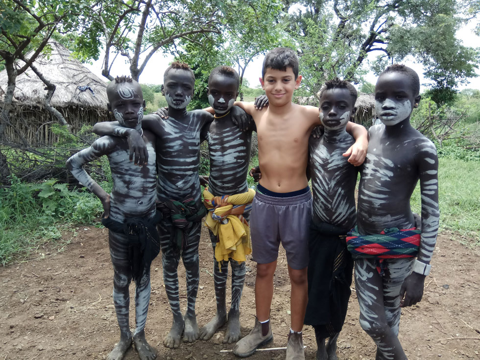 רון פוגש חברים חדשים, שבט הומו, אתיופיה (צילום: perel sibling)