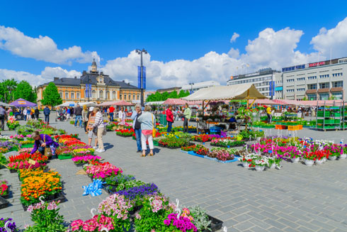 שוק פרחים במרכז קופיו: עיר יפה, משובצת אגמים ואיים (צילום: RnDmS/Shutterstock)