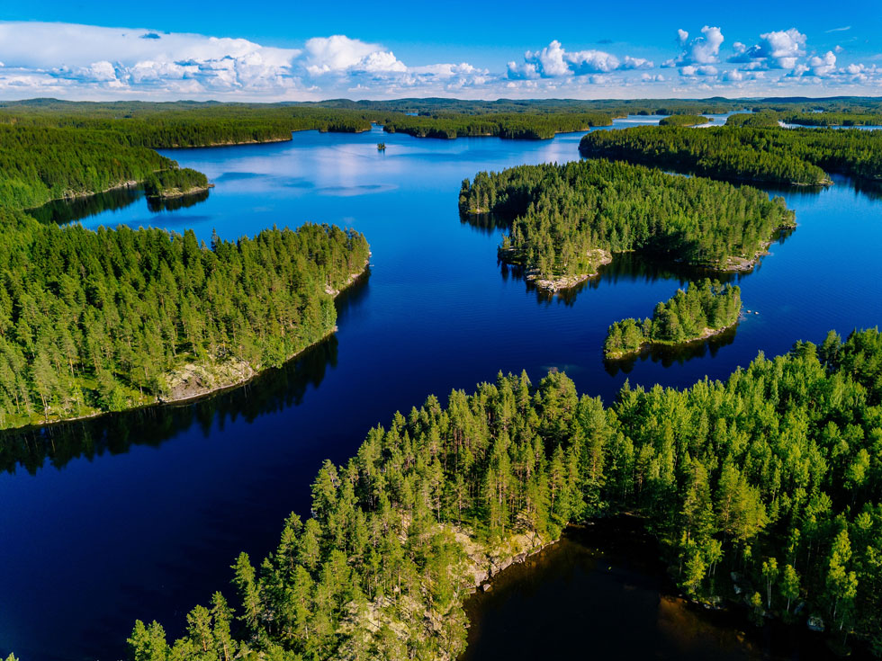 שמה האמיתי של פינלנד הוא סואומי, מילה שפירושה אדמת ביצה, ולנוכח כמות המים שבאגמים - השם מובן ומוצדק (צילום: Shutterstock)