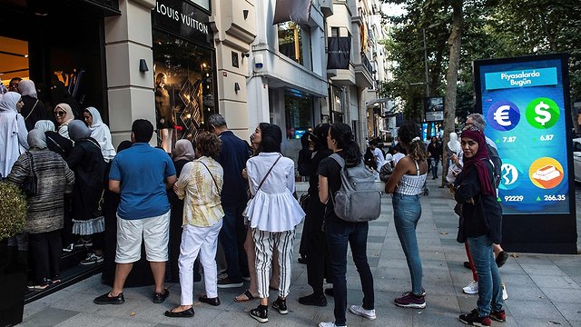 טורקיה קריסת המטבע לירה טורקית תיירים רבים קונים ב חנויות יוקרה (צילום: AFP)