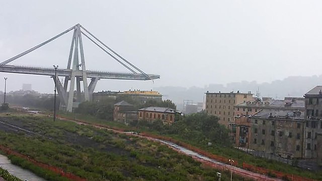 קריסה גשר בגנואה איטליה (צילום: AFP / PAOLA PIRRERA)