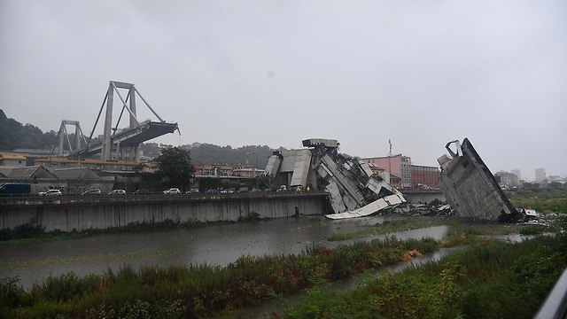 Обрушение моста в Генуе. Фото: EPA