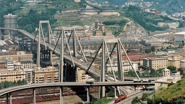 גשר בגנואה איטליה ()