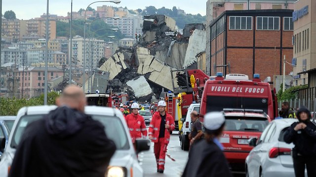 Обрушение моста в Генуе. Фото: AFP