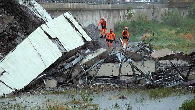 Обрушение моста в Генуе. Фото: AFP
