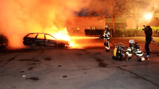 הצתת מכוניות ב שטוקהולם שבדיה מאי 2013 (צילום: רויטרס)